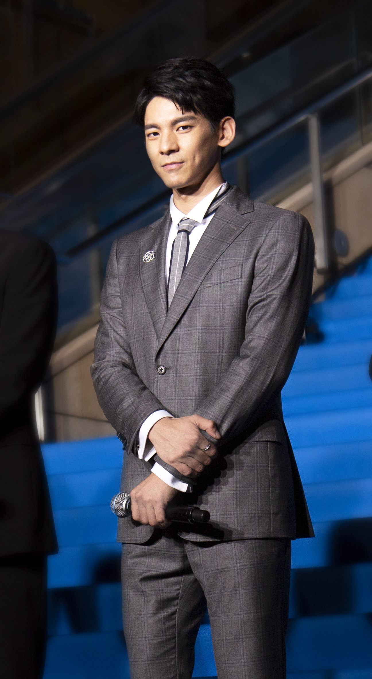 林柏宏绅士亮相冰峰暴全球首映礼饰演直升机驾驶员不惧挑战