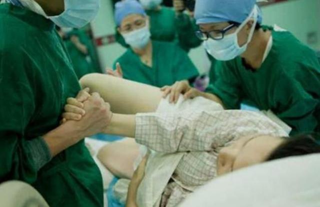 生娃时传来一声"噗",90后孕妈脸涨红了,护士的做法让人暖心