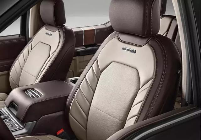 头等舱拼色的真皮座椅,不仅柔软舒适,还带有active motion 按摩功能