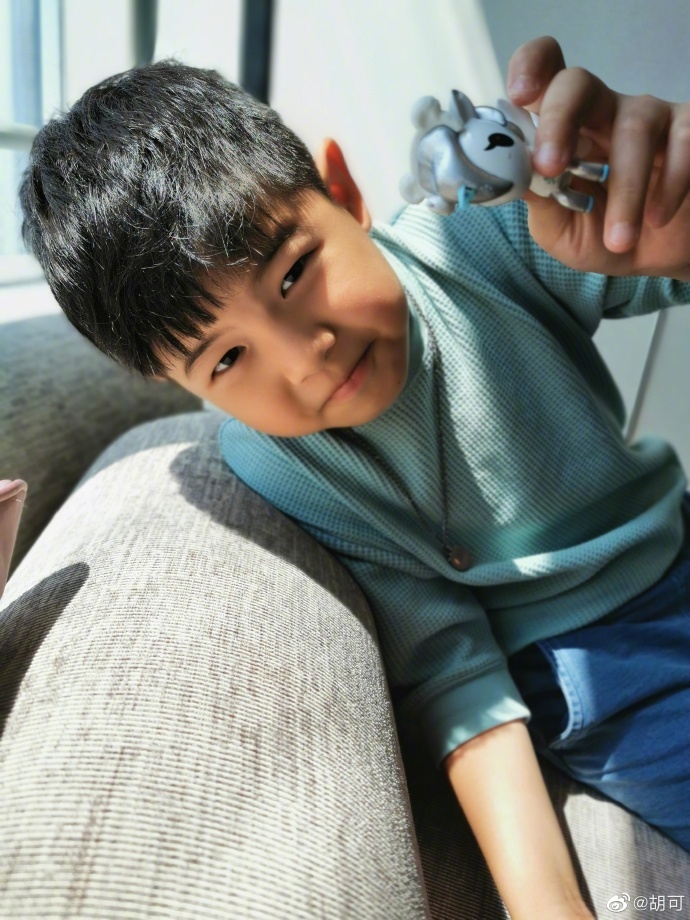 胡可晒儿子近照调侃"长胖了" 安吉穿新衣卖萌可爱满满
