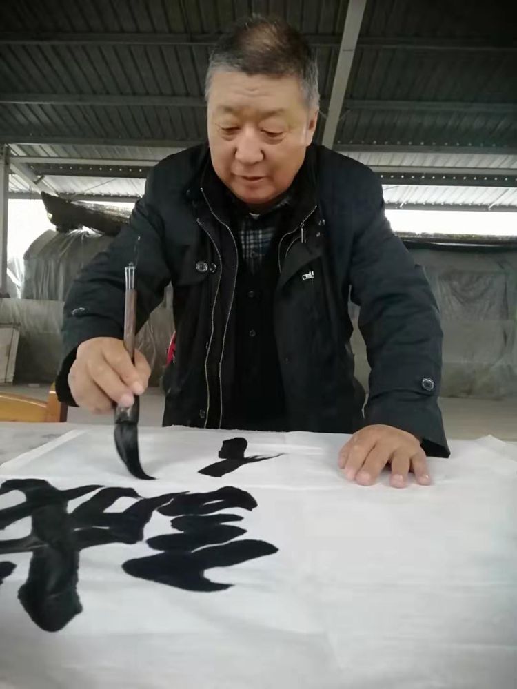 书法家王德荣,今年六十六岁.勤习书艺几十年,是业界的多面手.