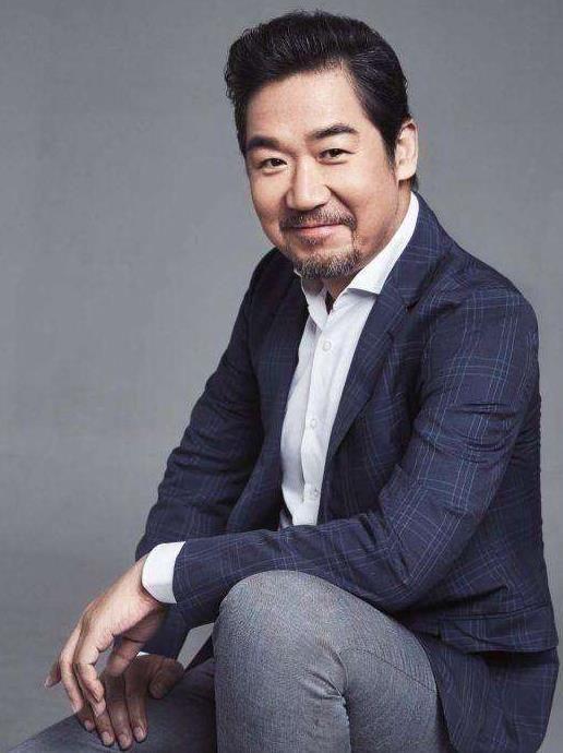 正能量张国立曾冒死救南极科考船周润发冒着风雨清理路面