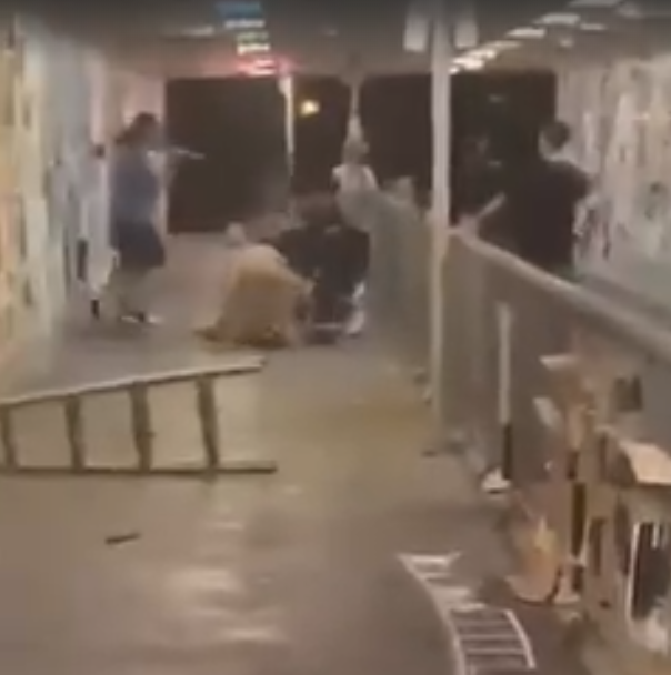 香港发生持刀砍人事件 男子砍伤3人后换装逃跑_凤凰网资讯_凤凰网