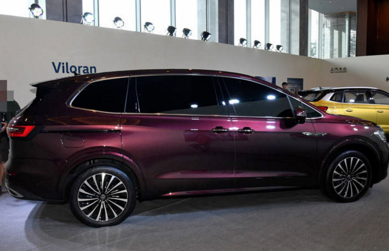 全新大众巍昂实车再次现身!配电动侧滑门 航空座椅 或搭载2.