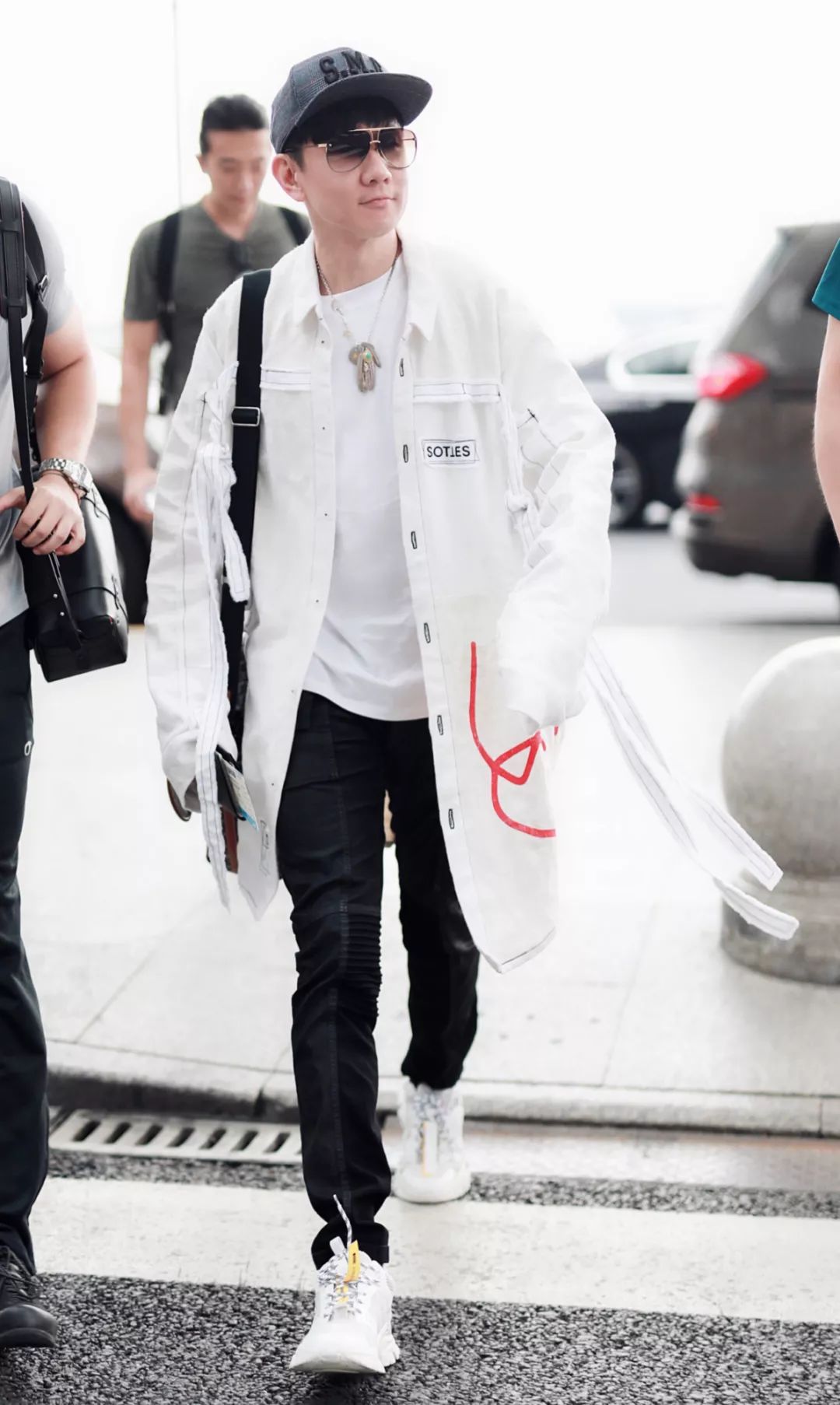 林俊杰白衣黑裤走机场脚踩潮鞋星范十足出道16年仍是小鲜肉