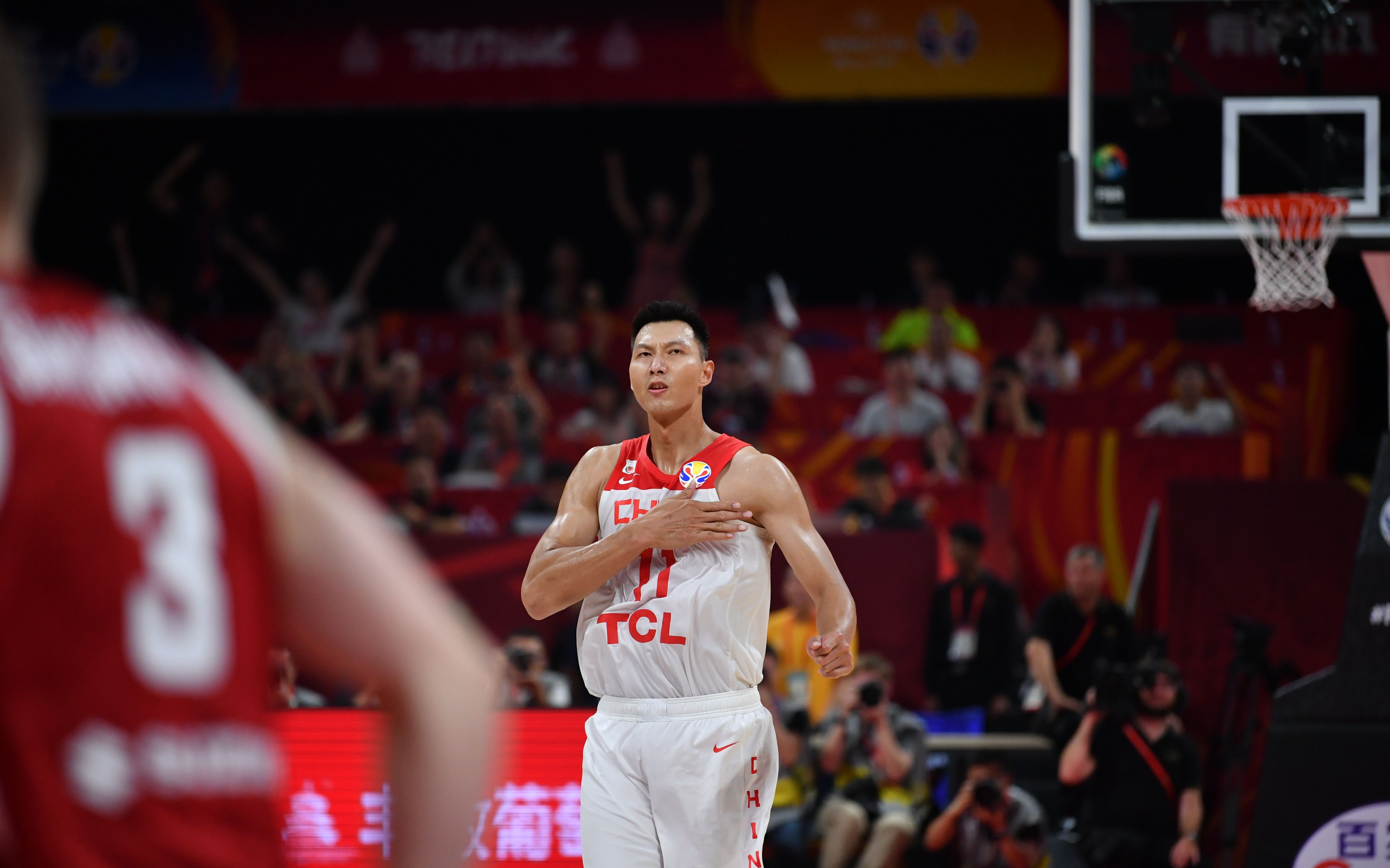 易建联发声挺周琦,强调走向胜利需要团队精神__凤凰网