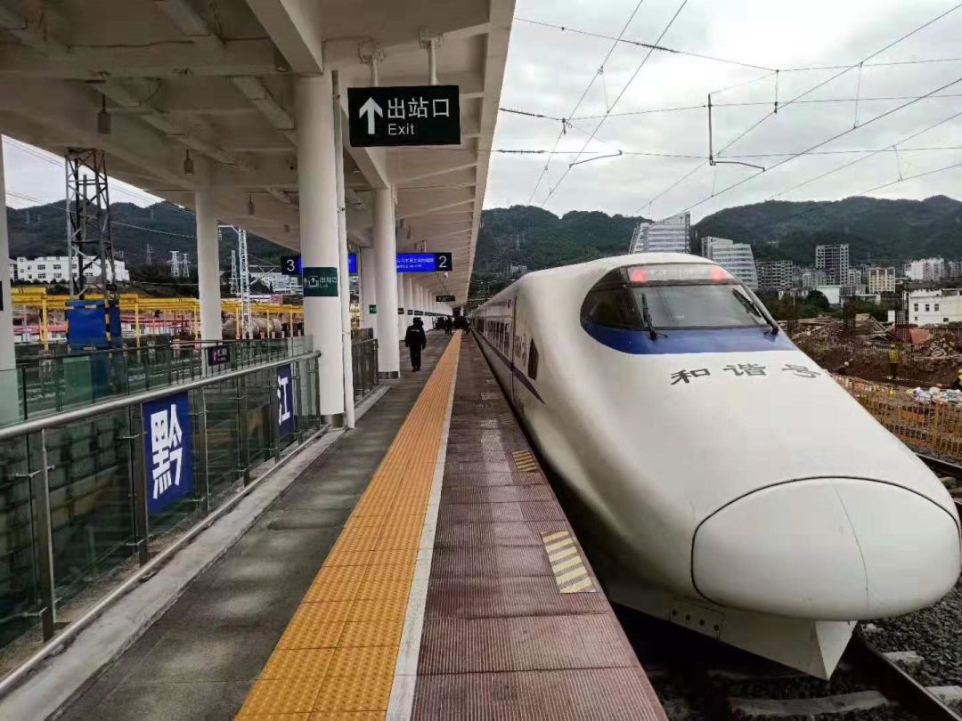 秀山迎来高铁的日子不远了和谐号动车组已开进黔江