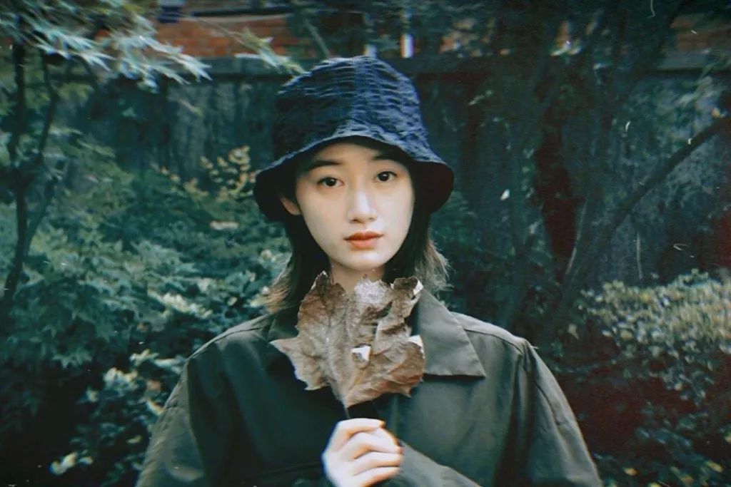 剧中郭晓婷扮演灵剑派七长老傲观海的真传弟子,王陆的团队核心打手
