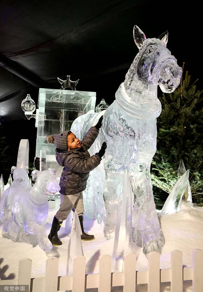 英国伦敦圣诞颂歌冰雕展开放前夕02孩子们率先感受精美冰雕