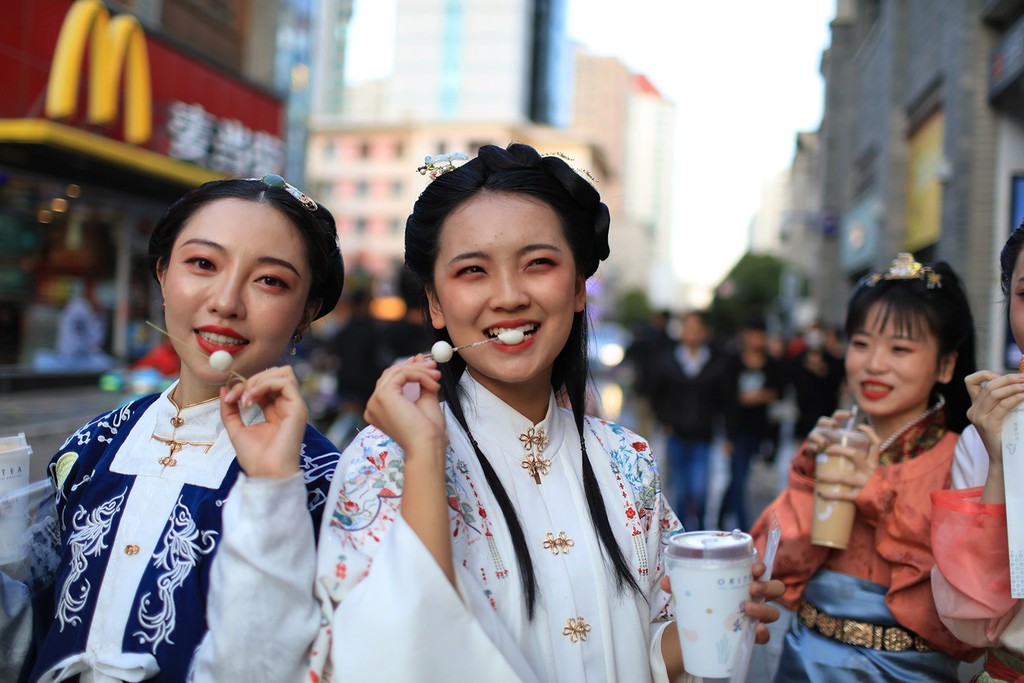 汉服街拍在街上图片