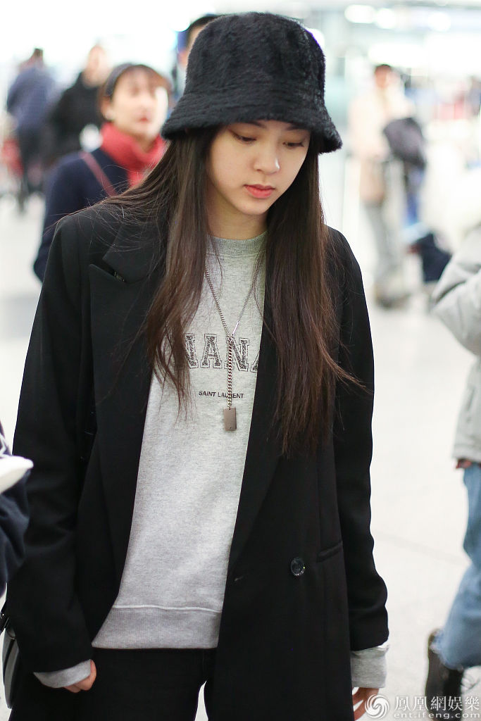 可甜可盐欧阳娜娜摘口罩噘嘴卖萌皮肤白皙少女气息扑鼻