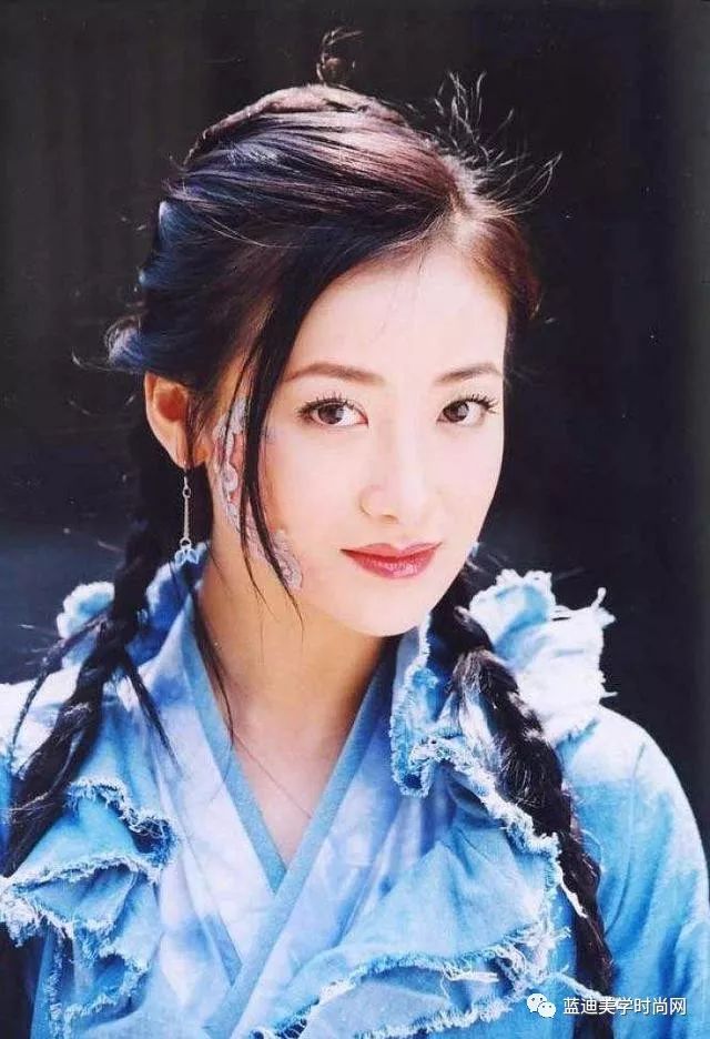 《倚天屠龙记》中她是殷离,穿白t配红色"丝巾裙",少女感满满__凤凰网