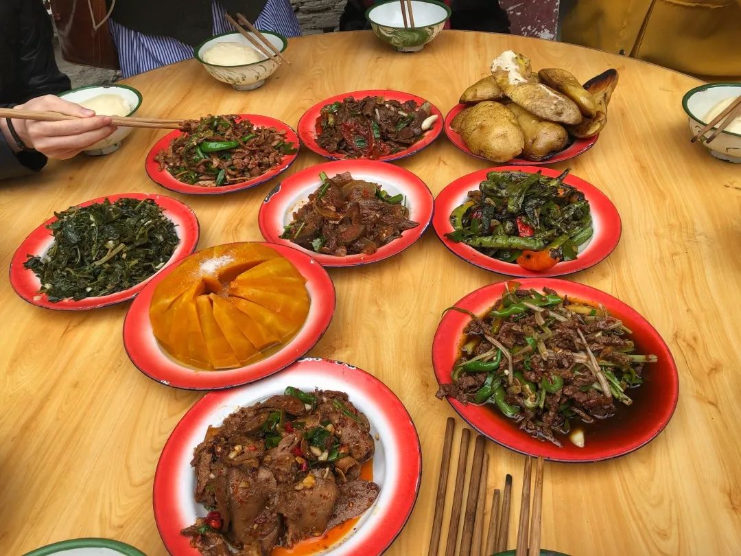 在丹巴的雪山下,小住两晚