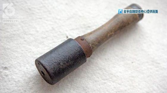 据了解,67式木柄手榴弹是解放军60年代中期研制的,1967年完成设计定型