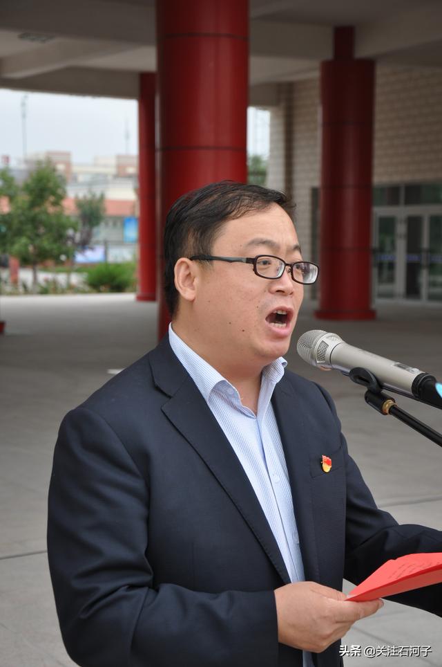 主持人副校长祝永华同志宣读了《兵团八师第二高级中学关于表彰2018