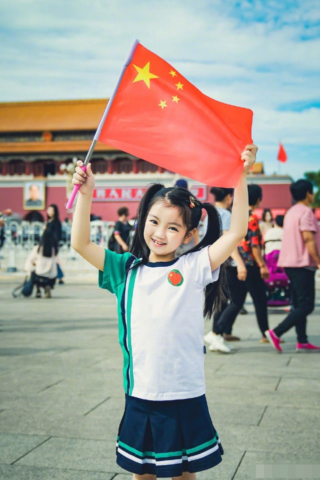 昔日童星阿拉蕾长大了手拿国旗为祖国庆生网友很是可爱