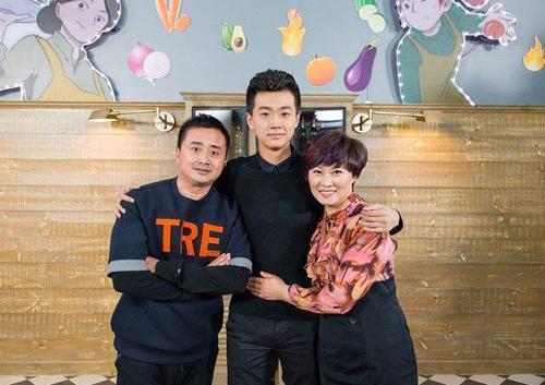 44岁赵海燕全家近照 丈夫一水哥胖到认不出 儿子颜值高还是校草