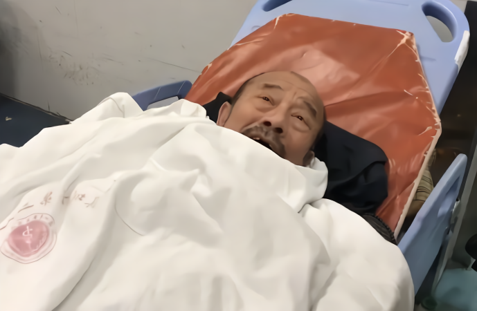 深圳六旬老人躺医院门口一只脚发霉家人称不想管他