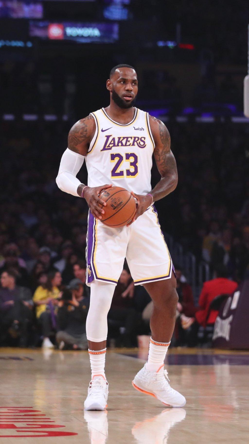 逗詹皇35岁生日开派对浓眉我没准备礼物你要吗老詹你快消失