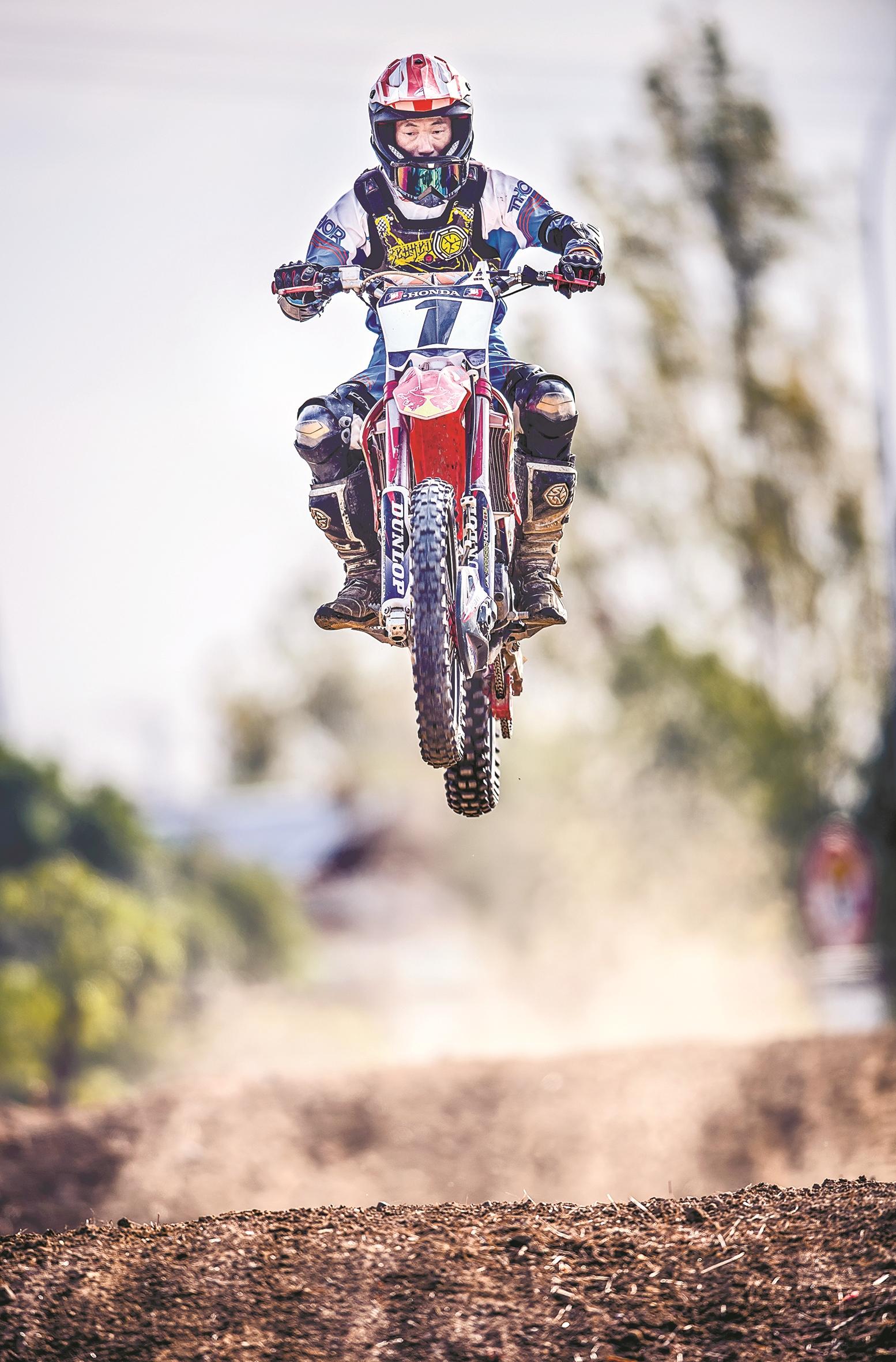 汪集第一飞人张思学在自建的练习场上腾空跃起