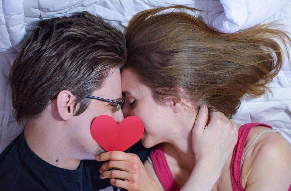 斯诺登两年前与美国女友在莫斯科秘密完婚二人世界很幸福