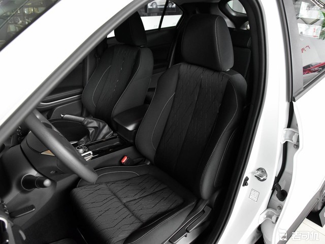5t cvt两驱无畏版 国vi以黑色为主调,采用对称式设计的内饰看起来十分