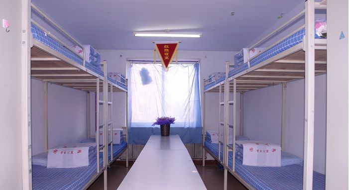 渤海大学的宿舍分配是按院系分的,并且宿舍楼有集中地学生公寓区,也有