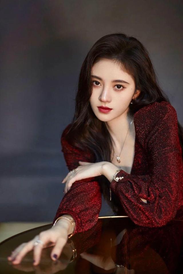 "四千年美女"鞠婧祎,精致犹如中国版"芭比娃娃"__凤凰网