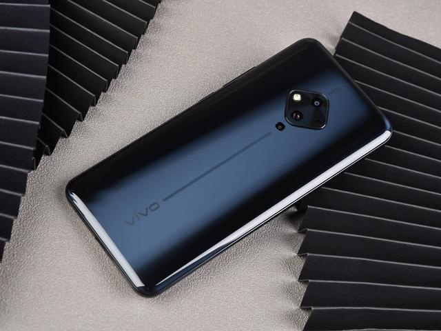 光电星眸屏菱形摄像头vivos5带来全新设计美学