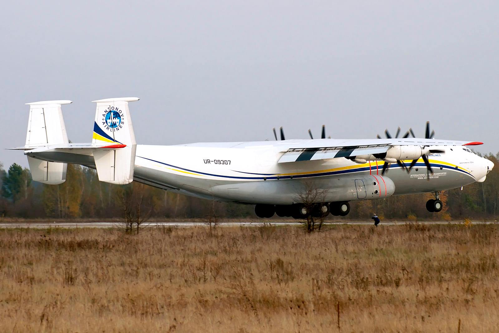 地球最大涡桨重型运输机现身乌克兰首都郊外