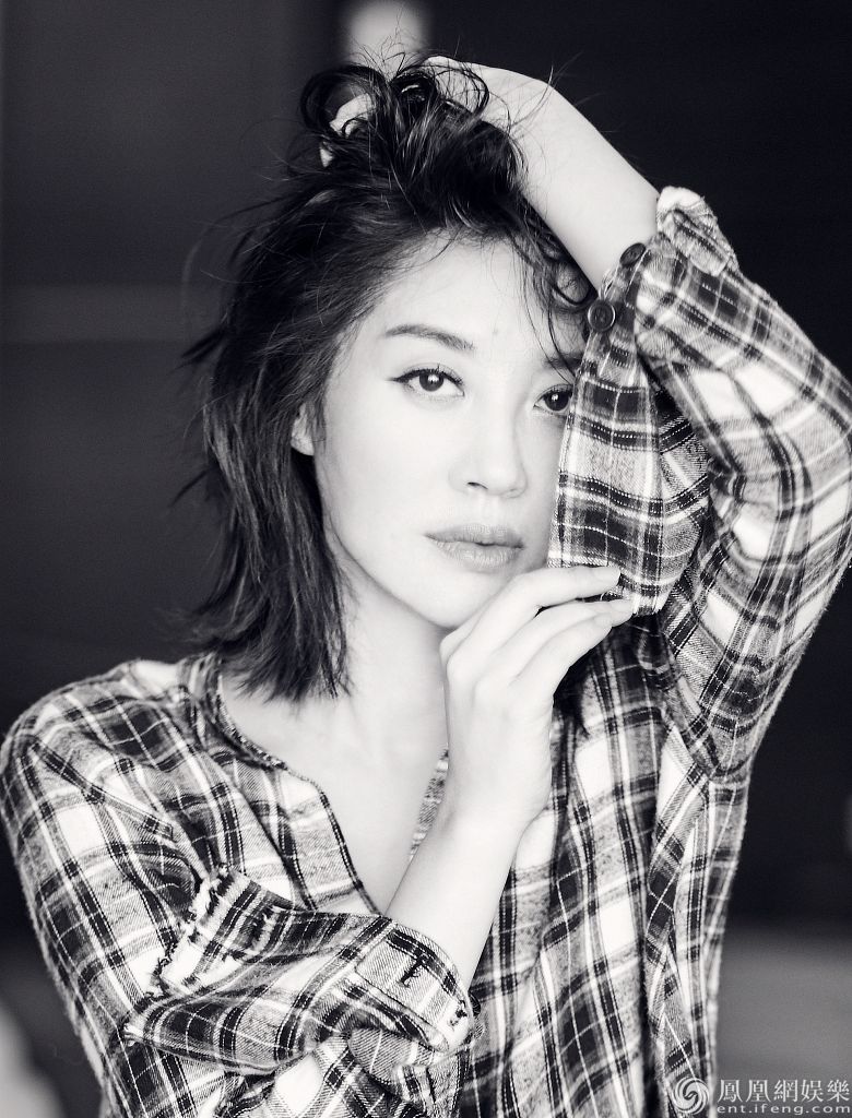 迷人许晴穿格子衬衫拍大片秀美腿随手撩发演绎慵懒风