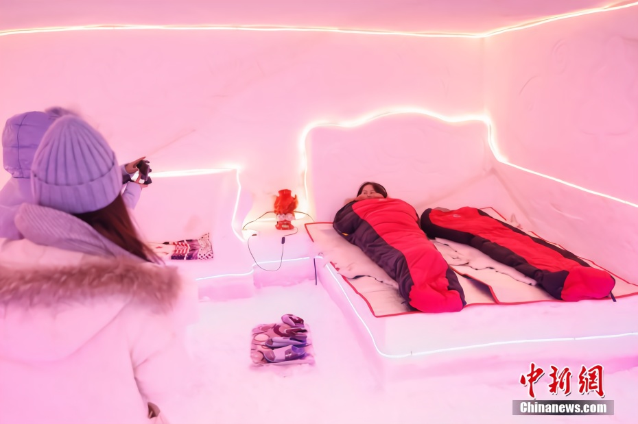 中国北极冰雪旅馆开业游客挑战冰床上的极寒睡眠