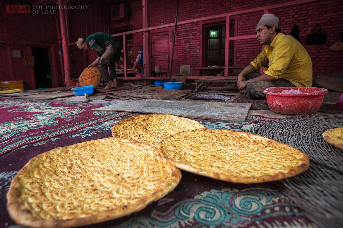 传说中的新疆库车大馕,车轮大的馕卖4元一个,够全家一天的主食