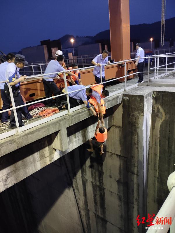 嘉陵江上失控渔船载着两老人冲至水闸口幸好民警消防赶到