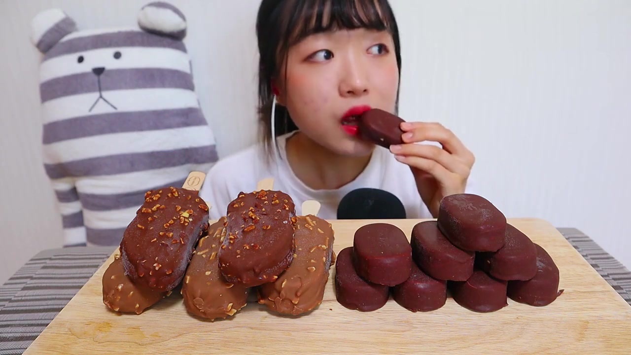 韩国大胃王吃一桌子冰淇淋,全程嘴巴没听过,真羡慕有一口好牙