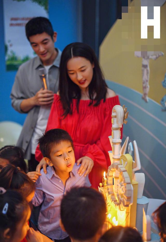 嗯哼6岁生日杜江霍思燕献吻,与小学同学团聚超开心