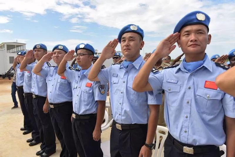 联合国驻塞浦路斯维和部队向21名维和警察授勋,其中有2名中国警察
