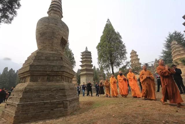 佛教的繞佛或繞塔,要以佛像或佛塔為中心,圍繞著佛像或佛塔向右旋轉