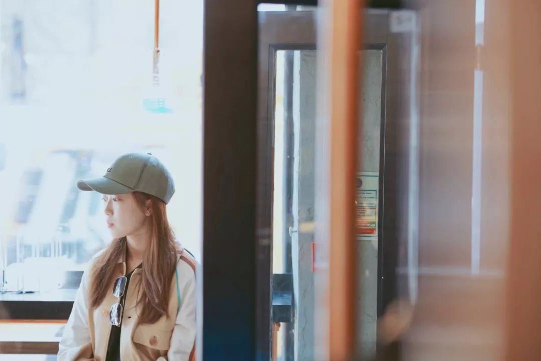 蕊希本名宋思迪,毕业于暨南大学播音系,曾任中央人民广播电台早间节目