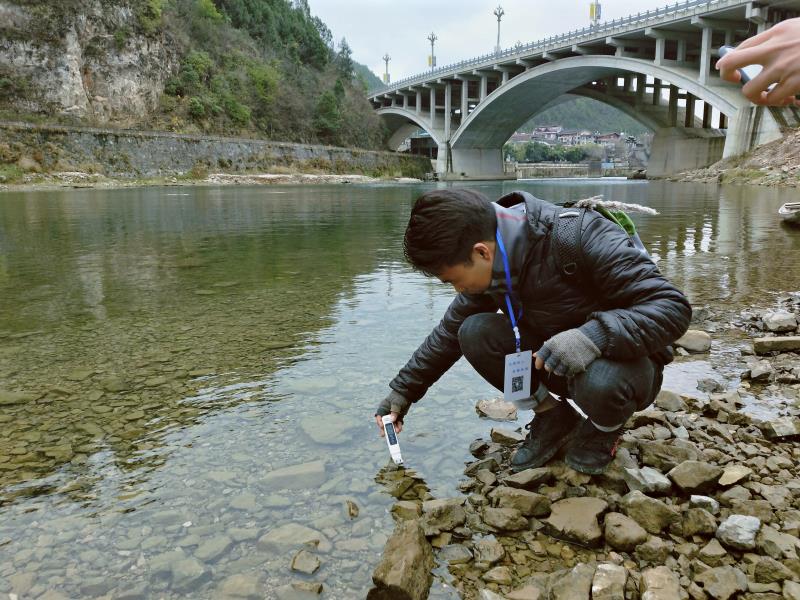 凯里学院的志愿者在检测水质