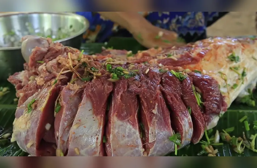美食烹饪 越南姑娘野外烤肉