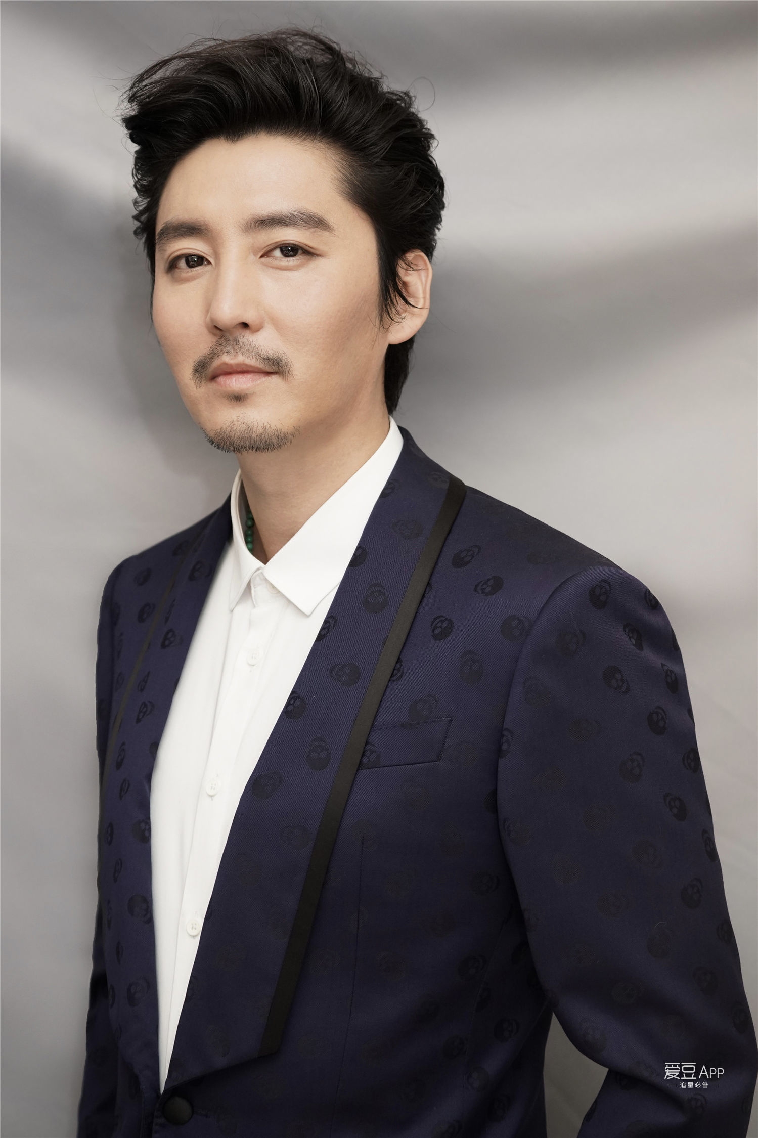 平遥国际影展荣誉之夜红毯王泷正深蓝西装小细节气质满分