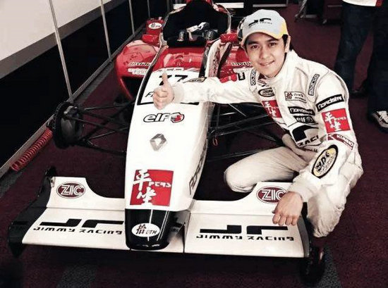 喜欢玩赛车的明星韩寒继飞驰人生后拿下超跑冠军