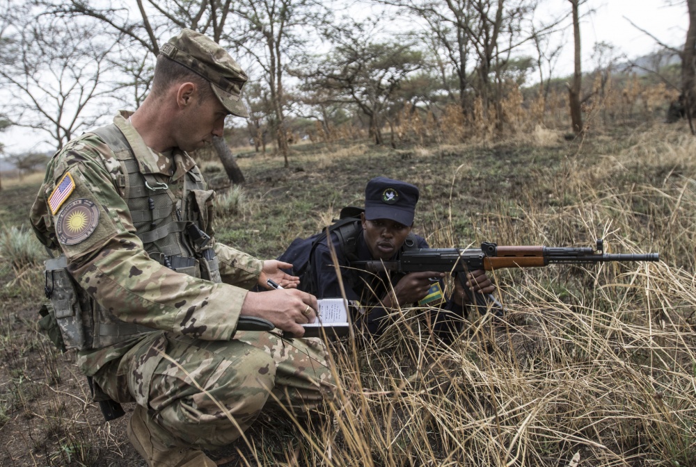 卢旺达士兵使用56式和81式步枪与美军联合演习