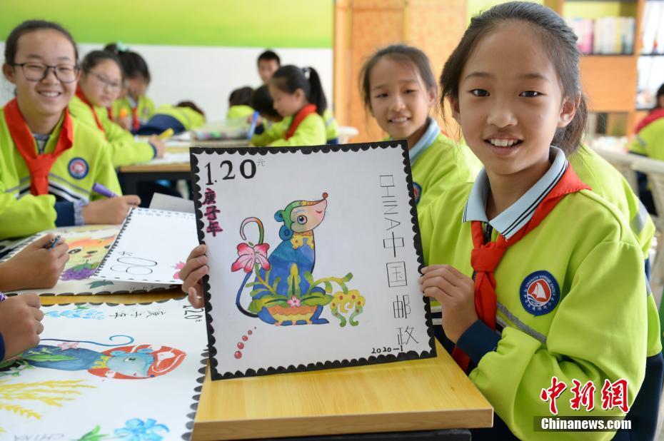 呼和浩特小學生繪製生肖圖案郵票迎接世界郵政日