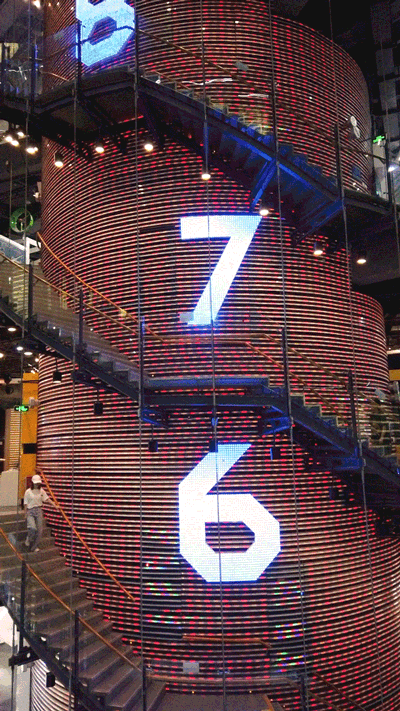 ① 螺旋而上的旋转楼梯 9层楼高的展览馆 抬头根本望不到顶 还能