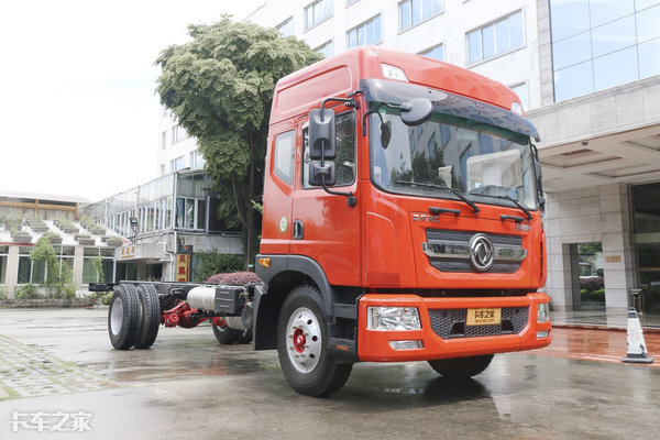 220马力康明斯发动机超大货厢详解东风多利卡6米8载货车