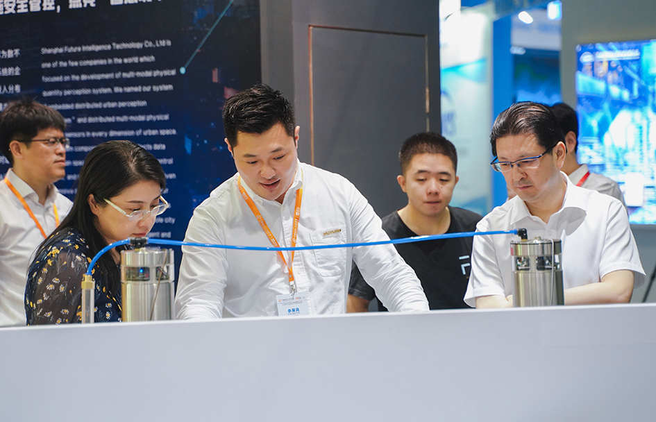 应继伟向在场观众详细介绍了城市感知生态系统的原理,基于物联网架构