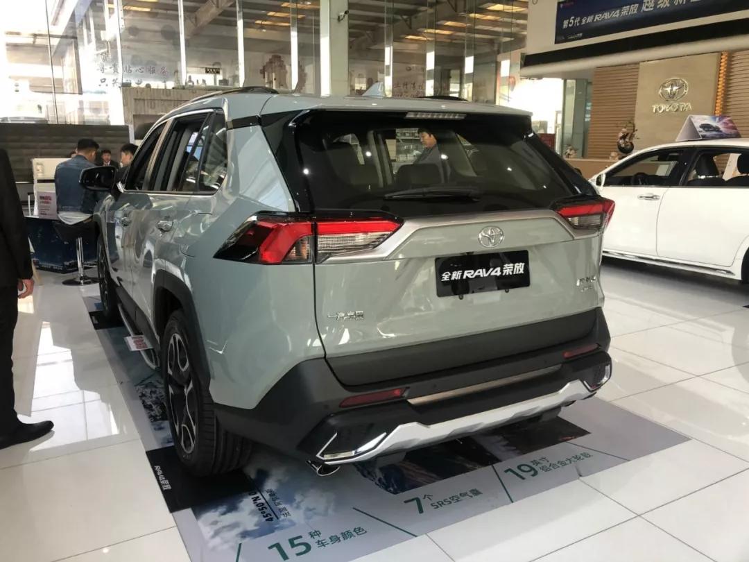 虽然没有现金优惠,但是经销商为全新rav4荣放也推出了不少礼包,主要分