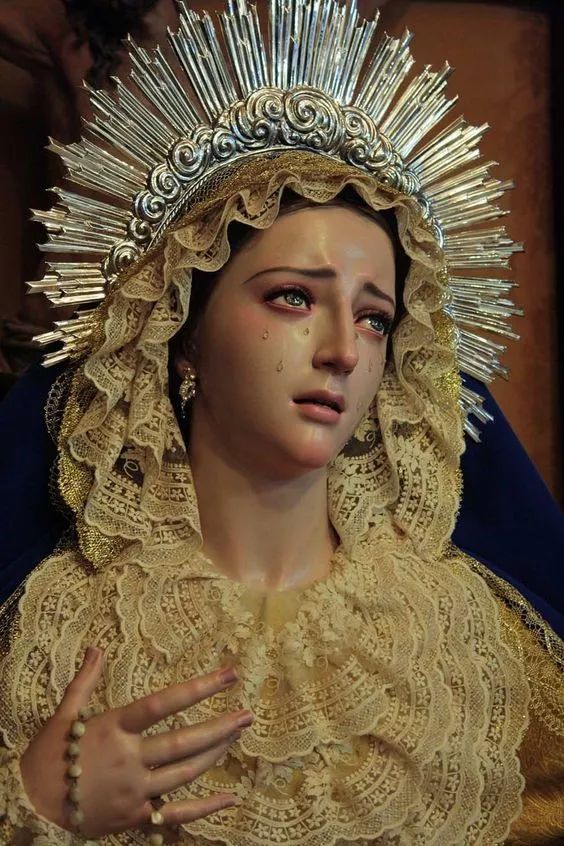 凭一张高智力脸和天主教美学她一战封神